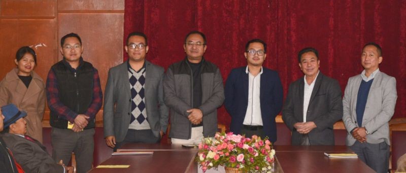 The outgoing officials with others during the farewell programme held at Deputy Commissioner's conference hall on March 3. (DIPR Photo) 